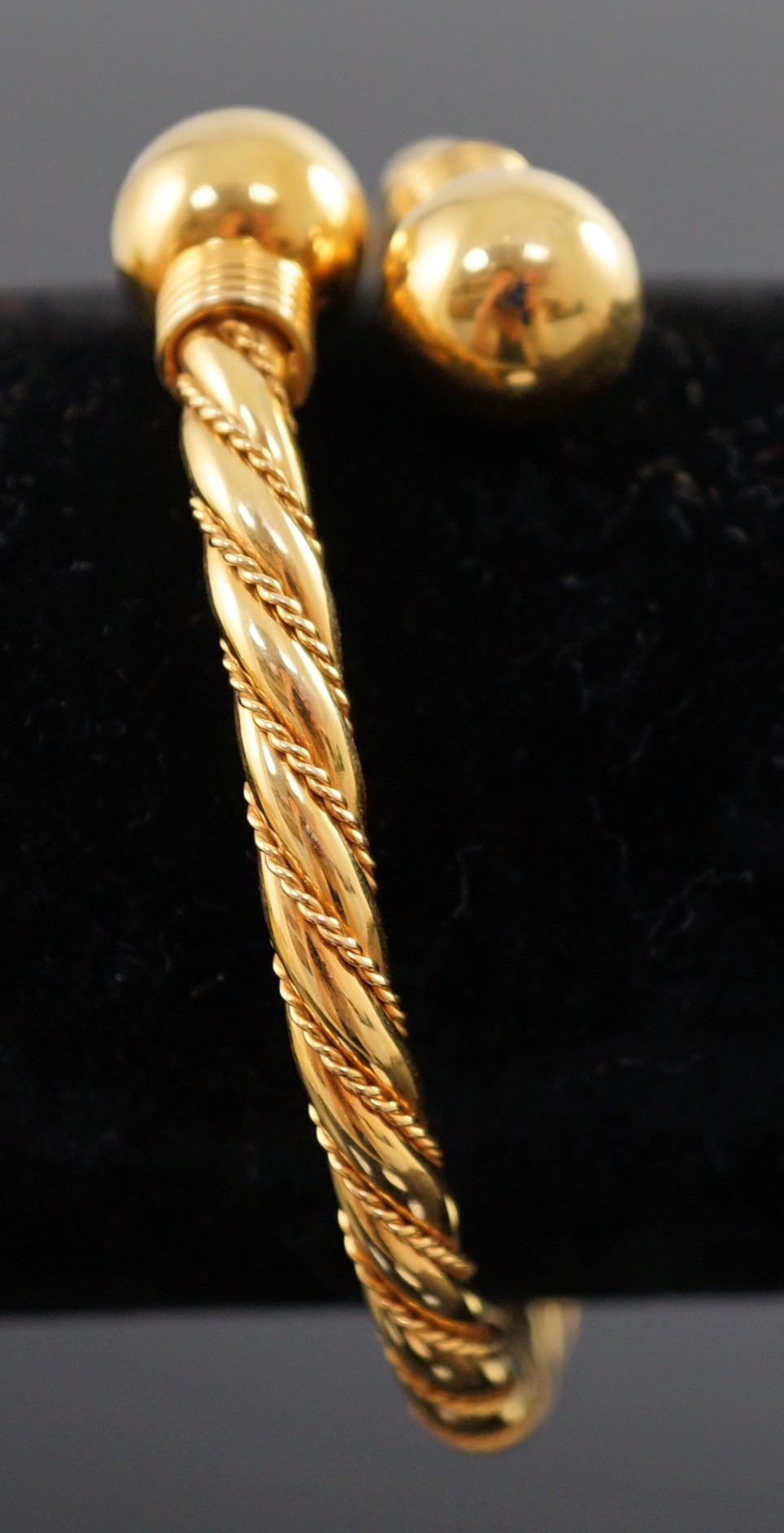 A modern Italian 18k gold open work bangle